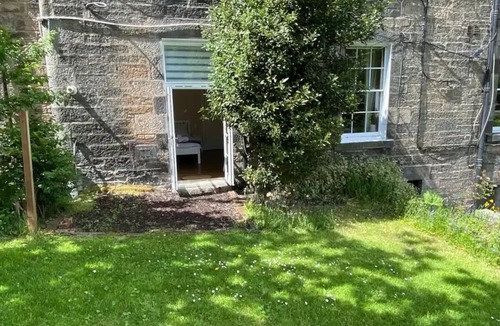 Tollcross Apartment | Very central, next to the Castle with garden