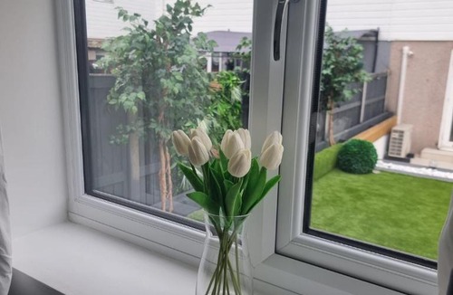 Little Holland Apartment | Very Cosy & Lovely 1 Bed Garden Apartment with side access, Suitable for Long Stay and Short Stay