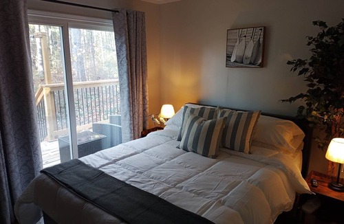 Norland House | Waterfront Cottage w/king bed, hot tub, theatre, gym & more