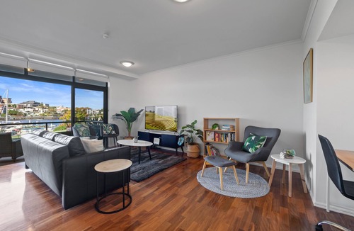 Kangaroo Point Apartment | Waterfront, near Story Bridge, close to CBD, Southbank & amenities, parking incl
