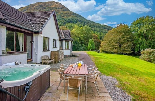 West Laroch Cottage | Wildwood Cottage with Hot Tub - sleeps 8 guests in 4 bedrooms