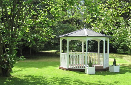 Wellington House | Wonderful big house for 31. 15 bedrooms, 10 bathrooms, games room, hot tub, party room, large dining