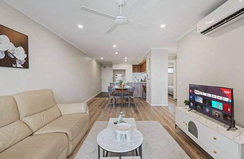 Coopers Plains Apartment | Workspace | Walk to Train & Shops | Free Carpark