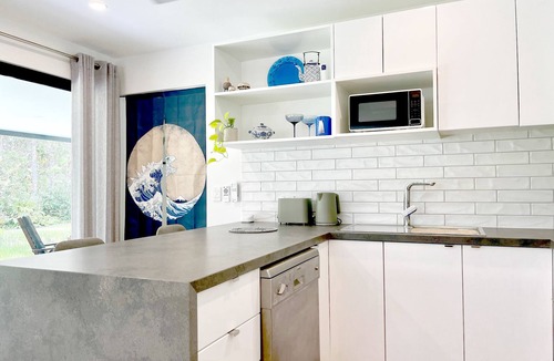 Weyba Downs Cottage | Your tranquil escape by the lake. Minutes from Noosa and sunny coast beaches.
