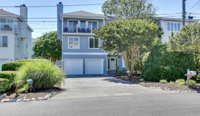 1 BLOCK TO BEACH, Delightful & Spacious, 3 BR/3.5BA Virginia Beach Vacation