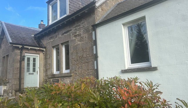 1 STATION COTTAGES, pet friendly, with hot tub in Dalwhinnie