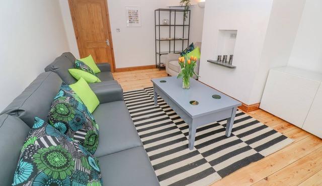 1 THE BRAMBLES, pet friendly, with a garden in St Buryan