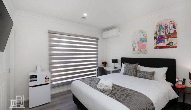 102 Chic Queen BR with Fast WiFi - Walk to Tram Stop 23 - 30 Percent Off