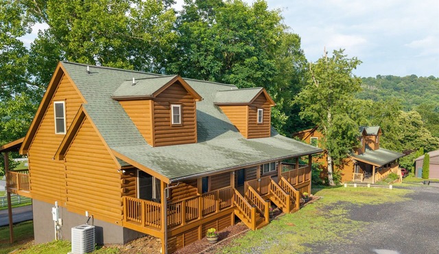 11BR Retreat | 2 Cabins | Walk to WJ | Sleeps 27