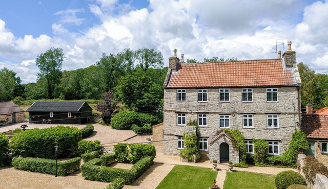 1641 Historic Farmhouse, Sleeps 16 · Bath/Bristol