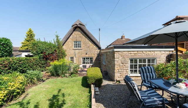 18th century thatched Cotswold holiday cottage in Broadway - Orchard Cottage, Broadway