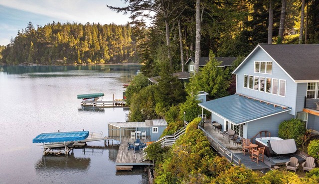 $1M Lakefront View, Private Dock, Kayaks, Hot Tub