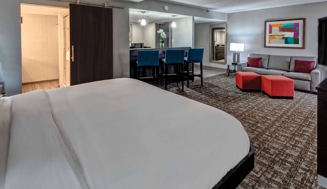 2 Connecting Suites at a 4⭐️ Hotel