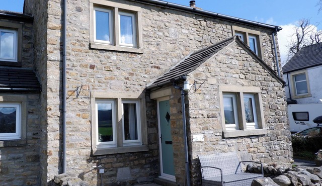 2 ROCK VIEW, pet friendly, character holiday cottage in Settle
