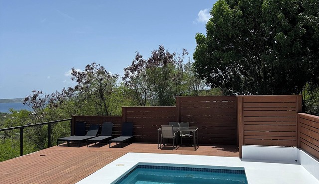 2bed 2 bath with Shared Pool and a View. 7 mins to Cruz Bay! 15 mins to Beaches.