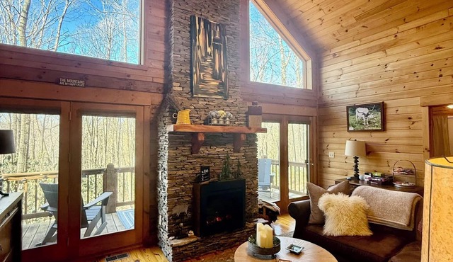 2BR/2BA Cabin Near Downtown West Jefferson Fireplace + Workspace