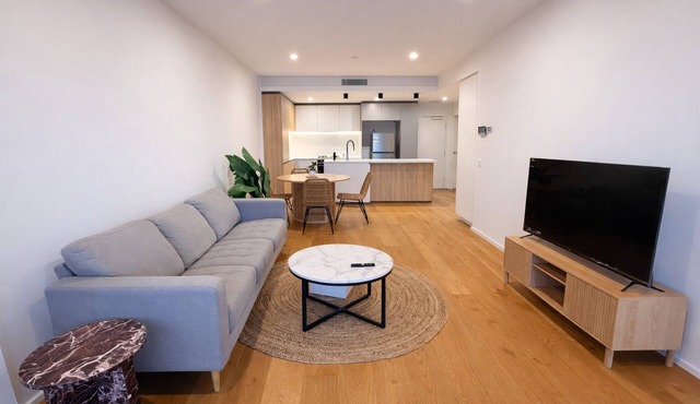 2BR Aprt West End Hideaway | City Views and Carpark