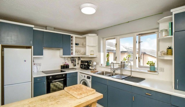3 bed central location and private access to entire property.