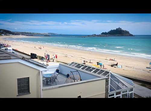 3 Bedroom Beach House Apartment, Across St Michaels Mount in Marazion