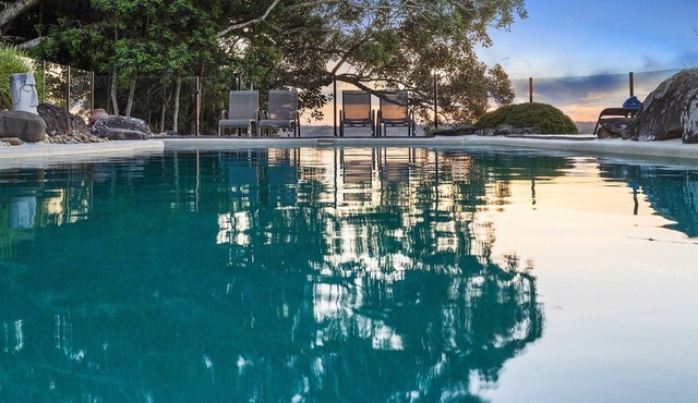 3 bedroom House. Dog friendly. Modern Kitchen. BBQ. Sleeps 6 guests.