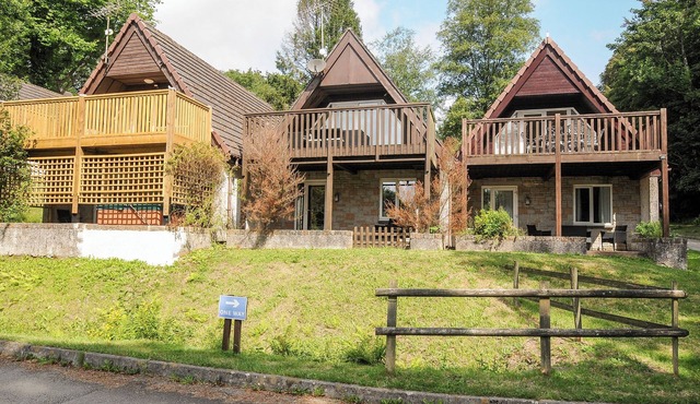 42 VALLEY LODGE, pet friendly, with pool in Callington