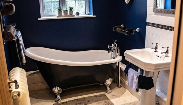 5 Bed Cottage | Sleeps 10 | Free Parking