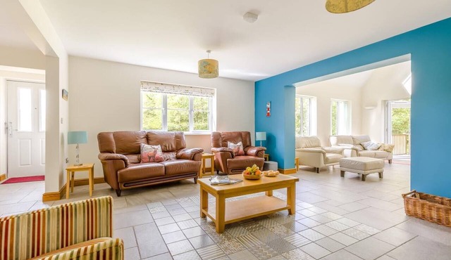 5 Bed in Hanworth Common (oc-1650)