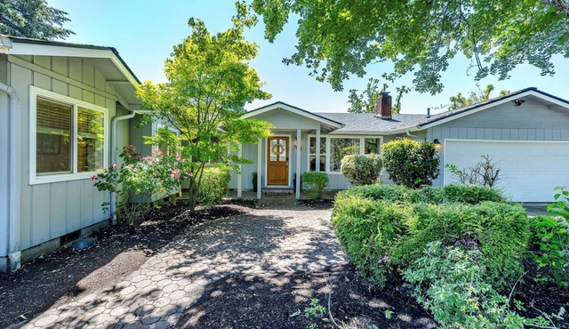 5-bedroom/3 bath home just 5 minutes to University of Oregon, patio/hot tub