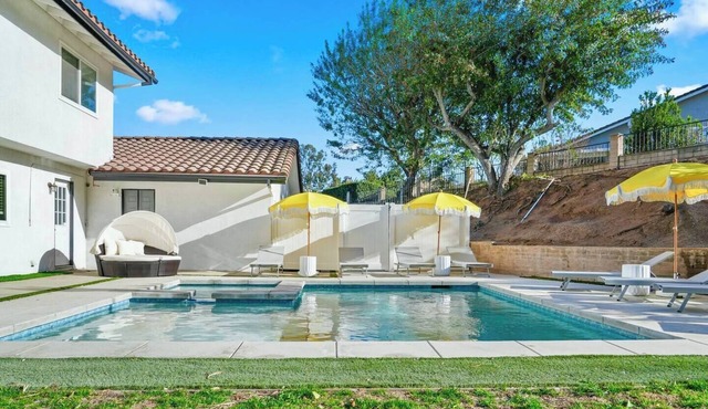 5BR Fun Haven: Pool, Mini Golf, Movie, Gameroom