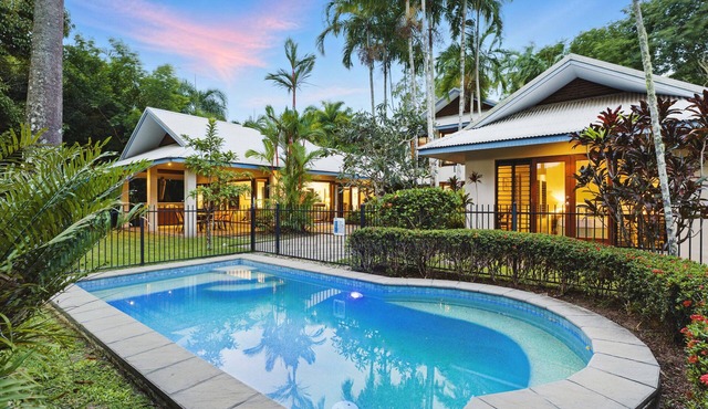 65 Mitre Port Douglas - Villa with golf course views