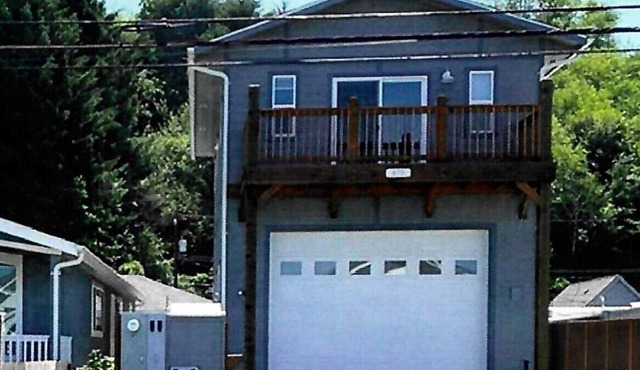 800 sq ft New Home within 2 blocks of town, sand dunes, Umpqua River, and marina