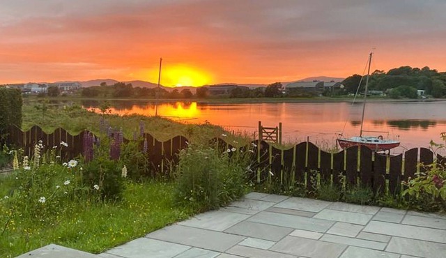 A real hidden gem, positioned on the shore of Dunstaffnage Bay, with awe inspiring views of the sea,