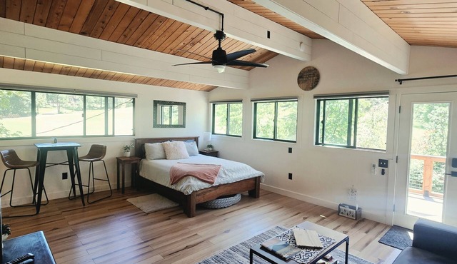 A Restful Studio Near a Creek and Forest - Pets