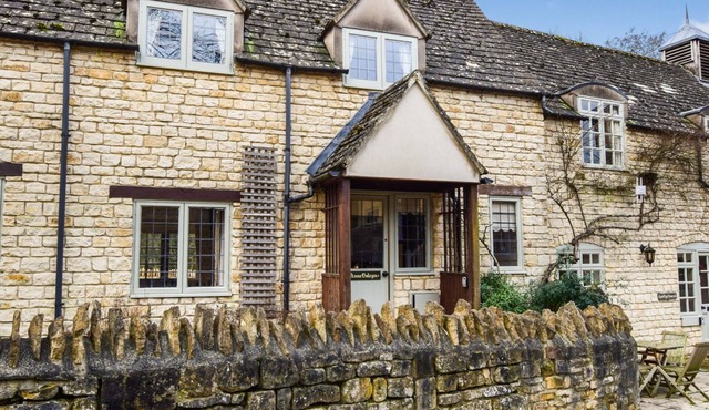 A sudeley castle cottage that sleeps 4 guests in 2 bedrooms