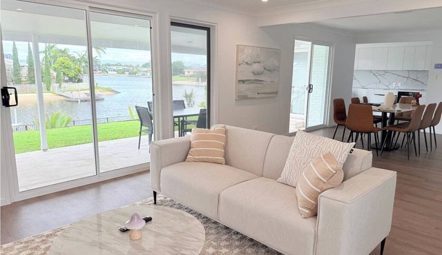 A Waterfront Daydream in the Heart of Broadbeach - 4 Bedroom