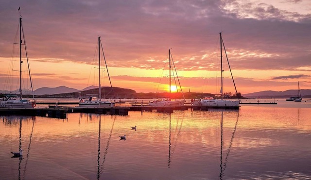 A Window to the Bay, Walk to the Past – Stay by the Pier l 4 Rooms w/Views