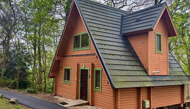 Acorn Lodge for Six with Hot Tub - Devon