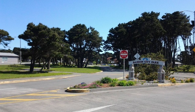 Affordable, Bandon-by-the-sea Retreat,Steps To The Beach 3 Bds/2 Baths Sleeps 8