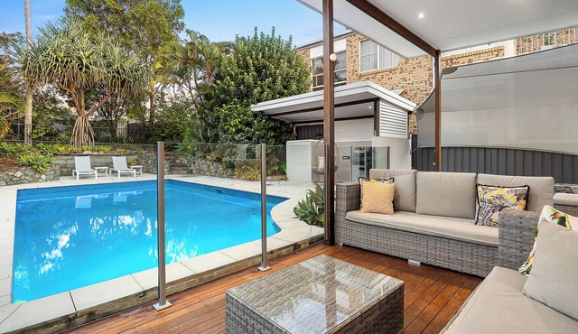 Alex Poolside Luxury: Pet friendly + Walk to beach
