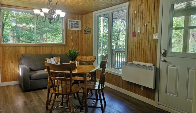 Alfred's Shack: Cozy chalet for 4, with BBQ, A/C, WiFi, and pet-friendly.