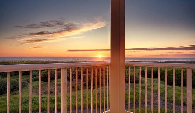 AMAZING ocean views, Pets Ok, Steps to Town and Beach (Sun)