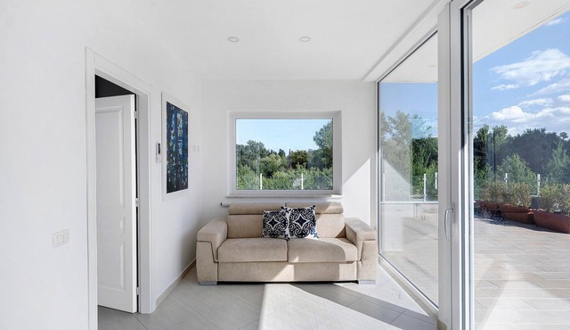 Apartment with Terrace and Lake View