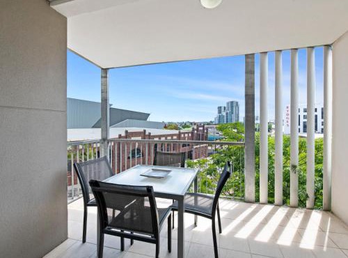 Artsy Destination Compact & Cosy 2 BR Apart at Valley