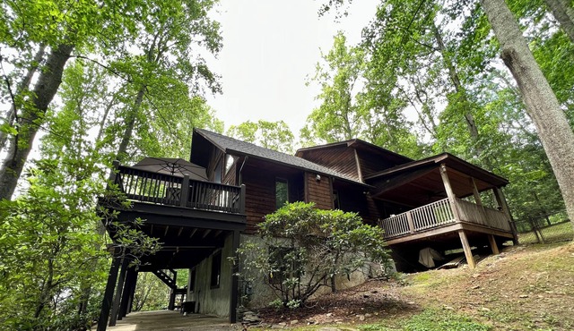 Authentic A-Frame-Cabin Getaway 15 Min to Asheville, NC. Pet & Child Friendly.