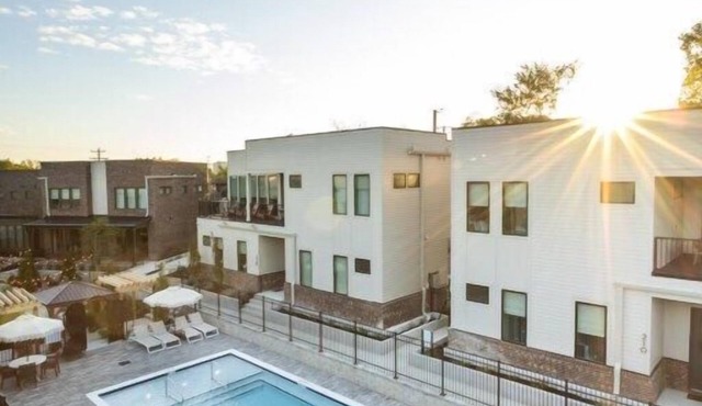 Bachelorette Dream | 2 Units | 8 Kings + 8 Baths