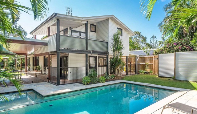 Bangalleys - beachside retreat with large pool
