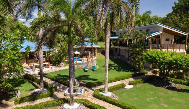 Barefoot Luxury Above the Pacific, Ocean side with jungle views. Pool. Sleep 17.