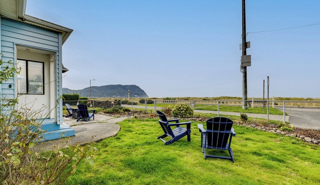 Beachfront Cottage on Seaside Promenade w/Hot Tub