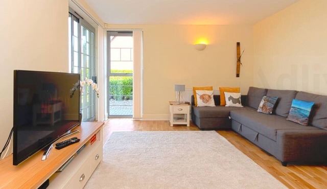 Beachfront 2-bedroom, pet-friendly, ground-floor apartment in Birchington by Adliv