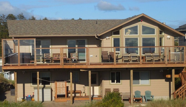 Beachfront Home Handicap Accessible With Elevator, Hot Tub, Sauna and 2 Masters